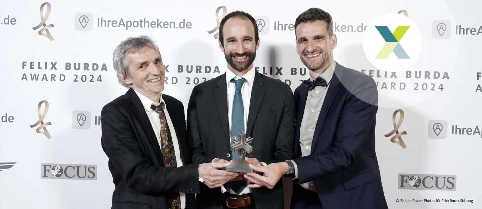 Felix Burda Award 2024-Preisträger im Hotel Adlon Kempinski in Berlin am 21.04.2024, von li.: Hermann Brenner und sein Mitarbeiter Thomas Heisser sowie Michael Hoffmeiste